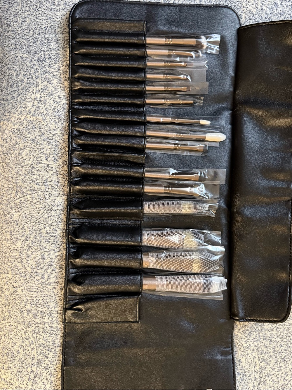 EIGSHOW Professional Makeup Brush Set with Roll-Up Case New Unused